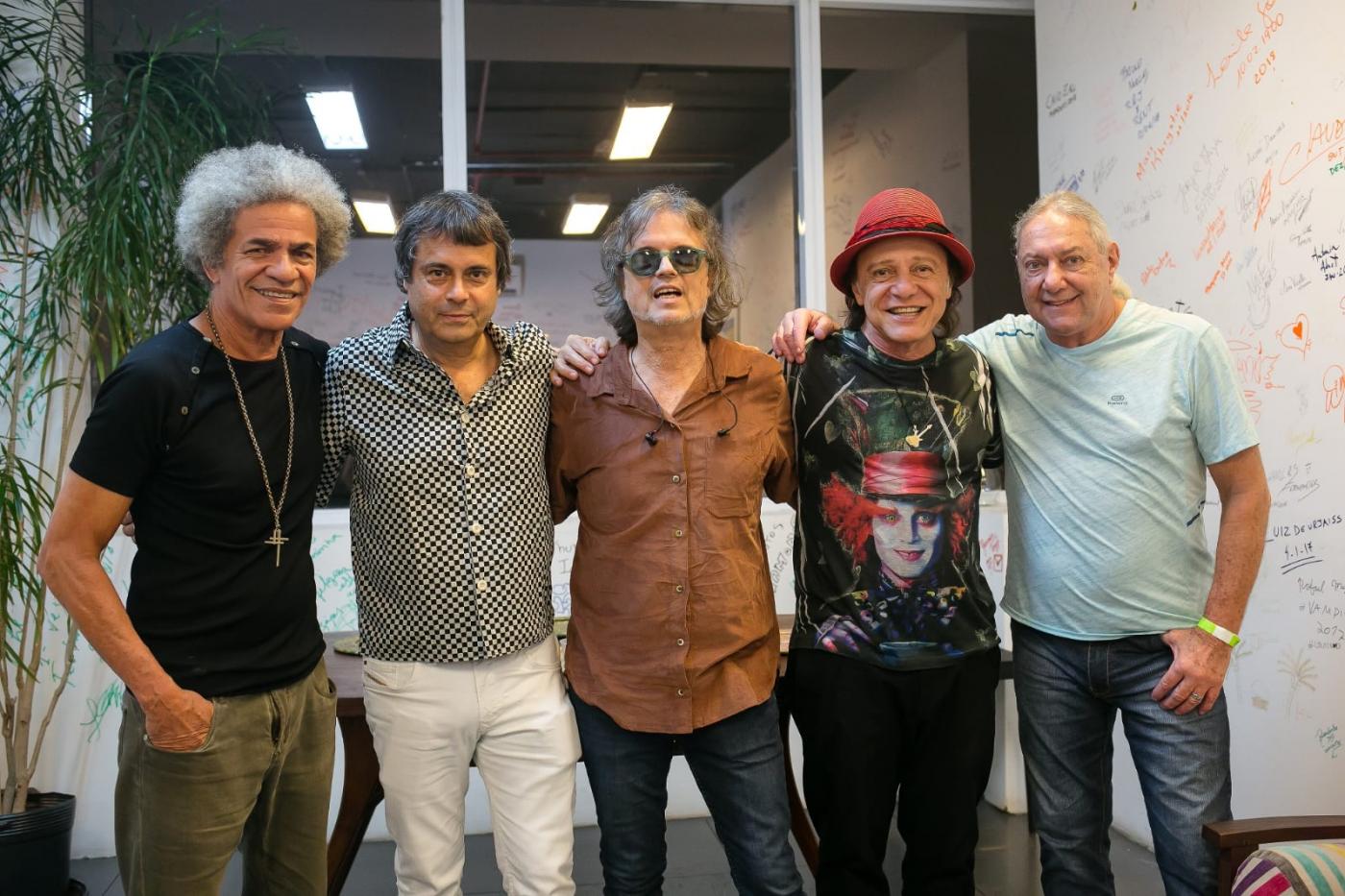 Cinco músicos posam para foto abraçados e posando para a foto. #paratodosverem