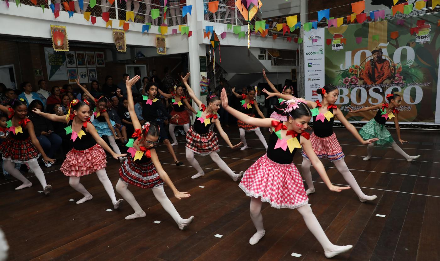 crianças dançando #paratodosverem 