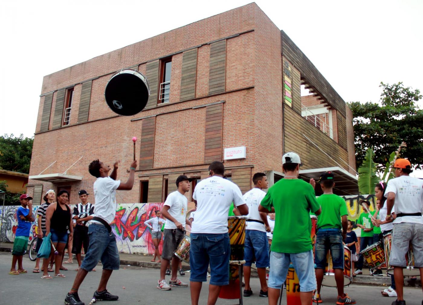 pessoas realizando atividades em frente ao instituto #paratodosverem