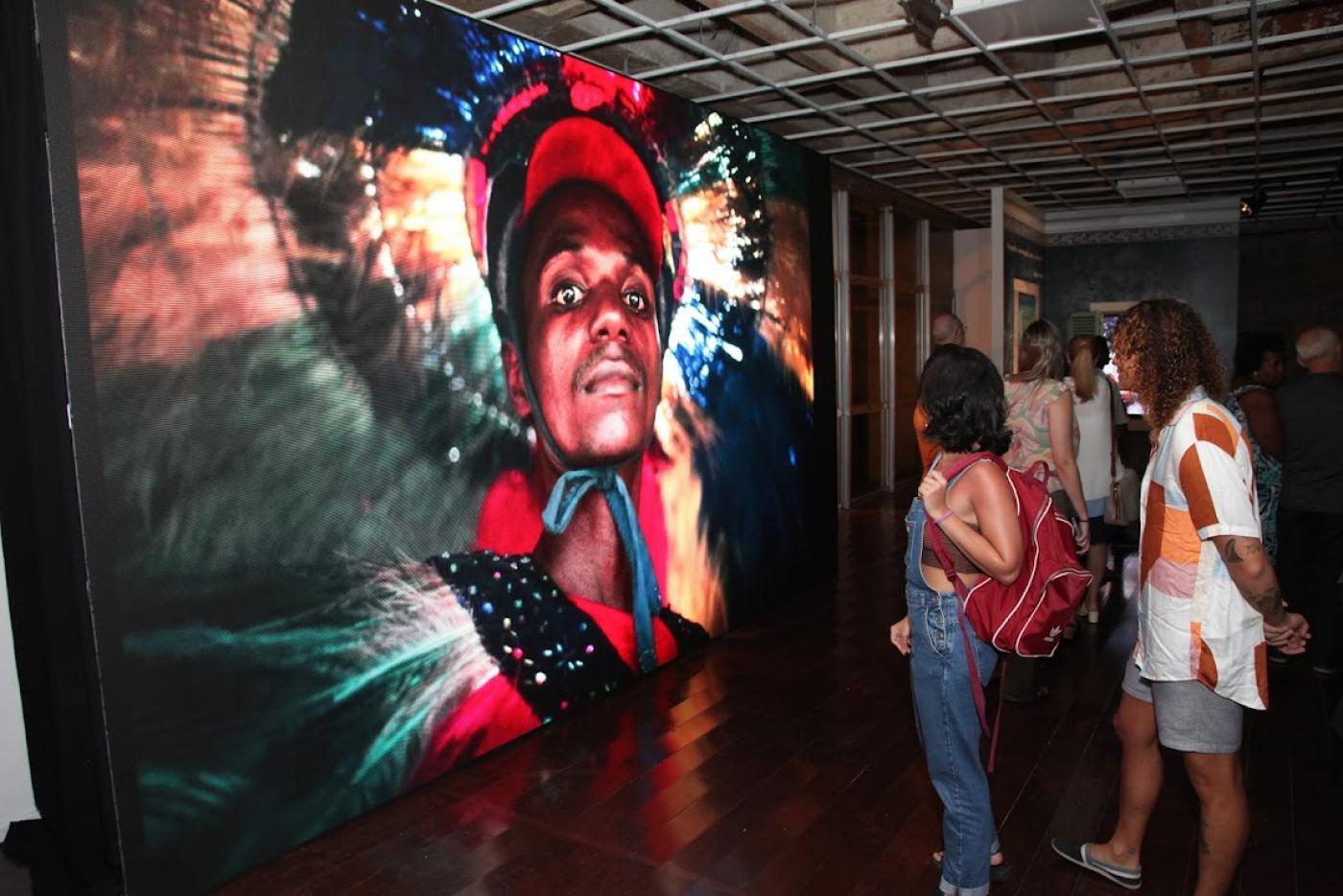 pessoas olhando quadro #paratodosverem 