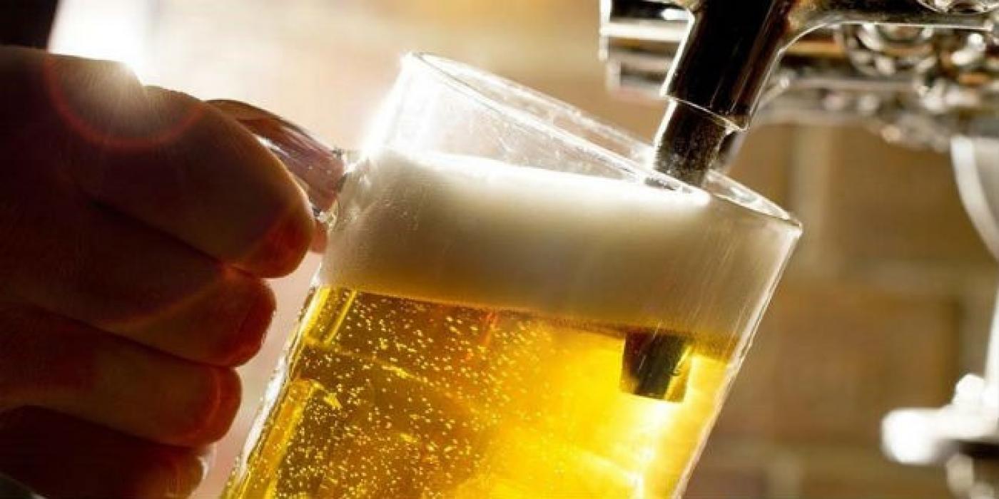 copo de cerveja sendo enchido #paratodosverem