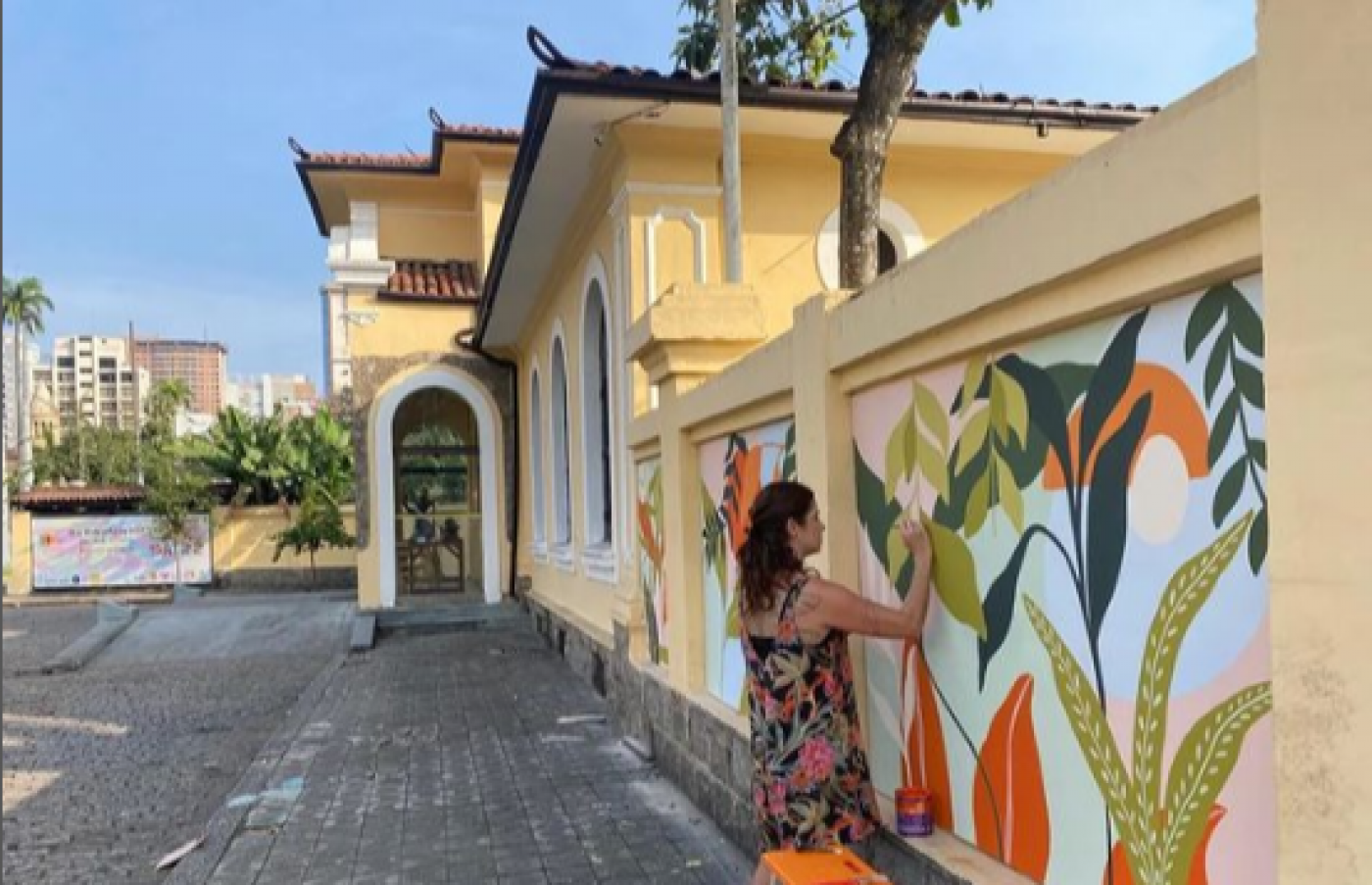 mulher faz pintura em muro da estação #paratodosverem