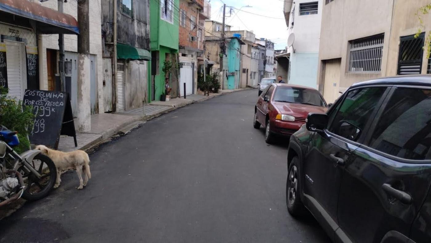 vista geral de via recém-asfaltada. #paratodosverem