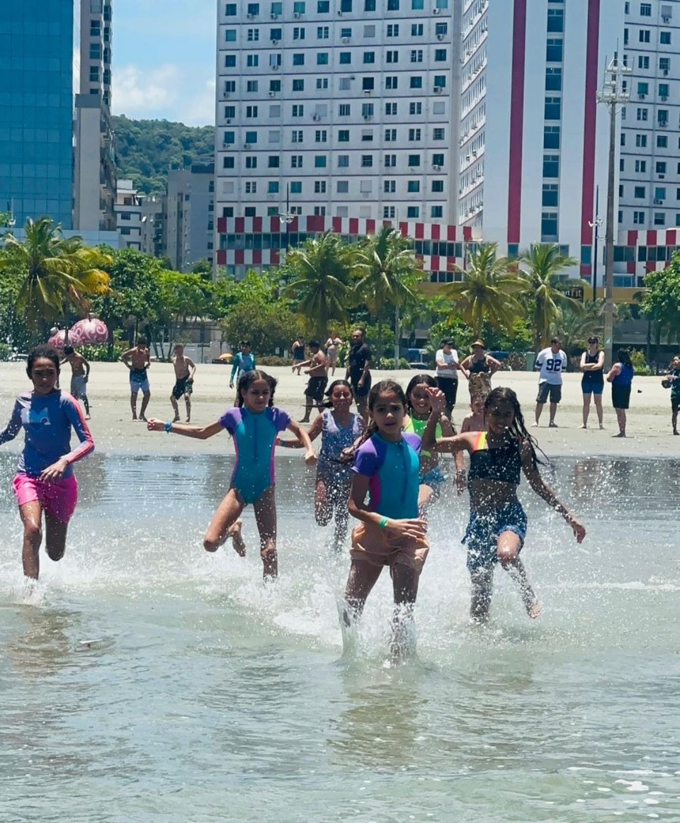 Alunos de Atibaia conhecem o mar. #Paratodosverem.