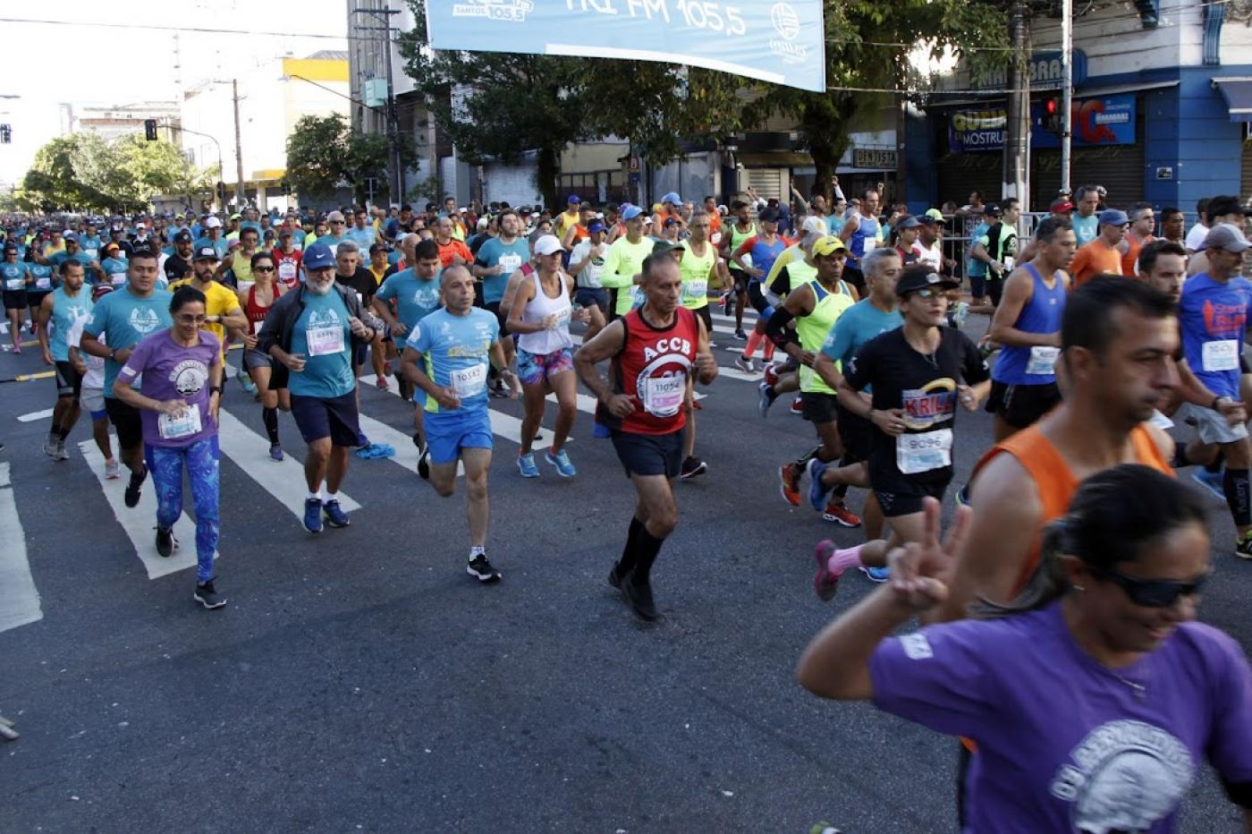 Pessoas correndo em prova na rua #paratodosverem