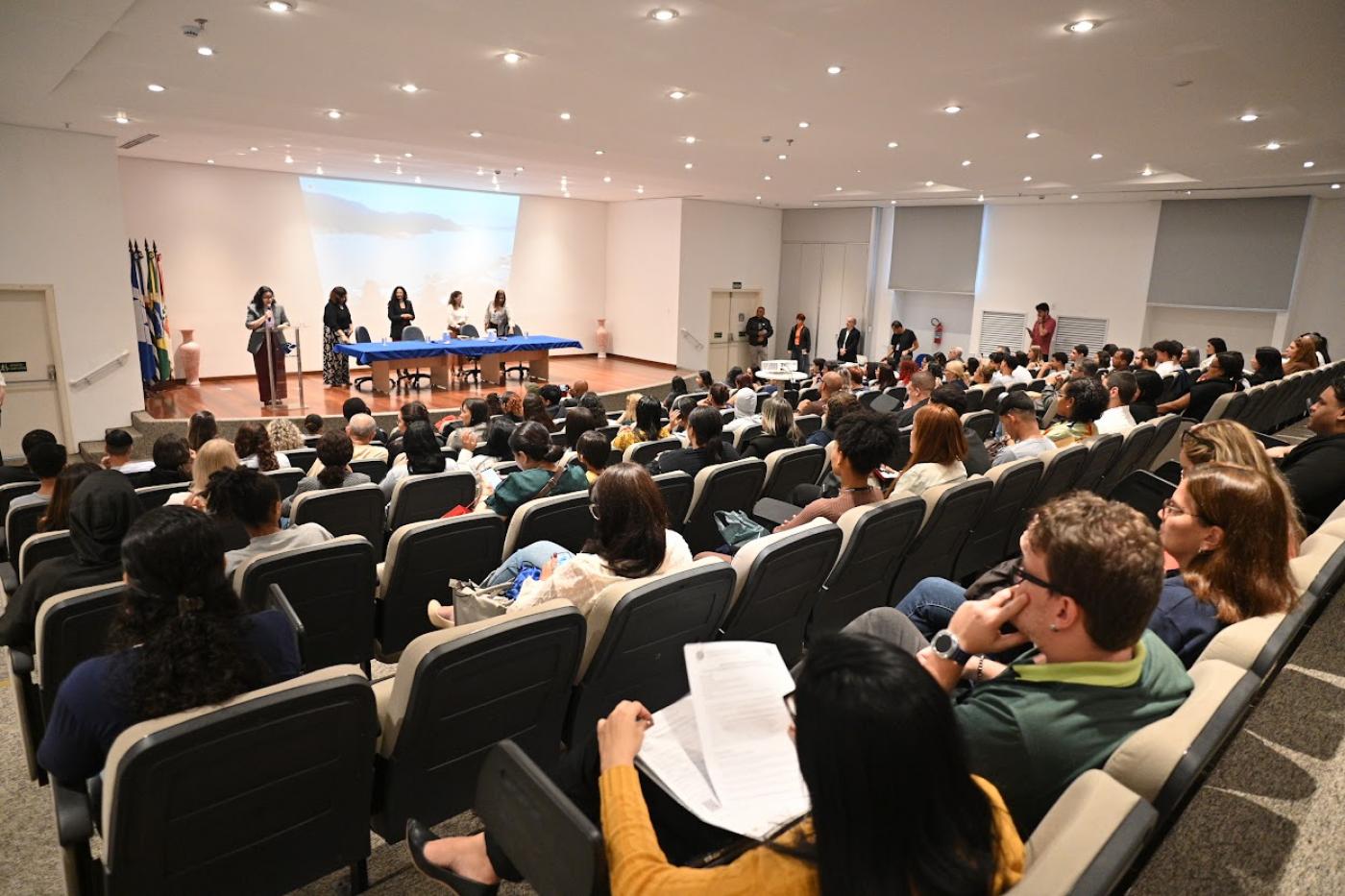 pessoas acompanhando o evento #paratodosverem 