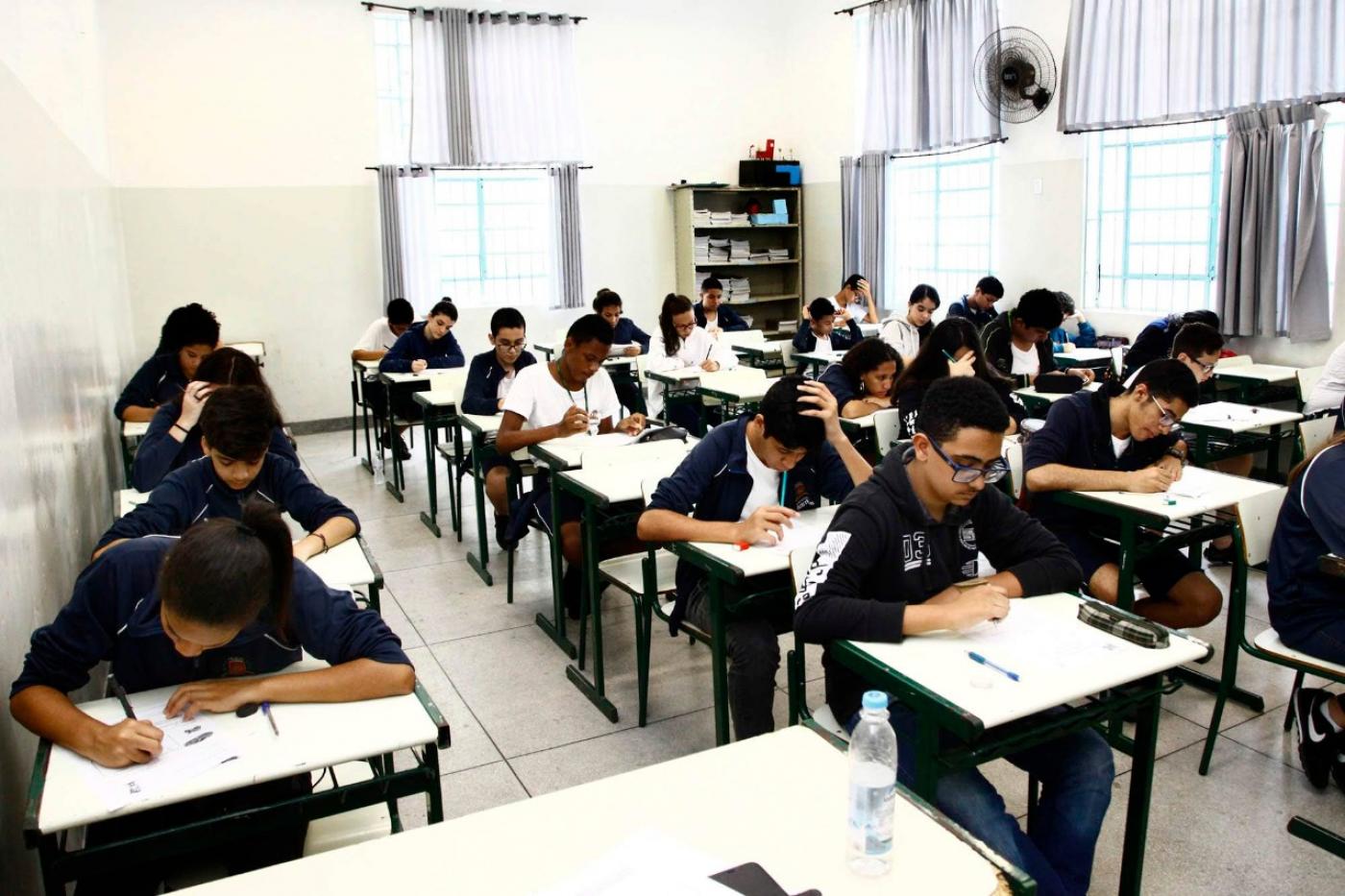 Sala de aula com alunos nas respectivas carteiras. #Paratodosverem