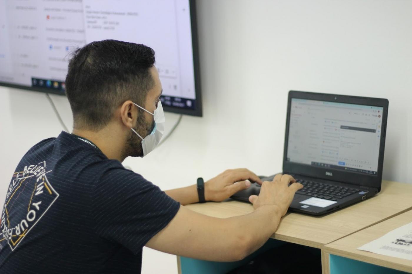 RAPAZ ESTÁ SENTADO DIANTE DE NOTEBOOK ABERTO. #PARATODOSVEREM
