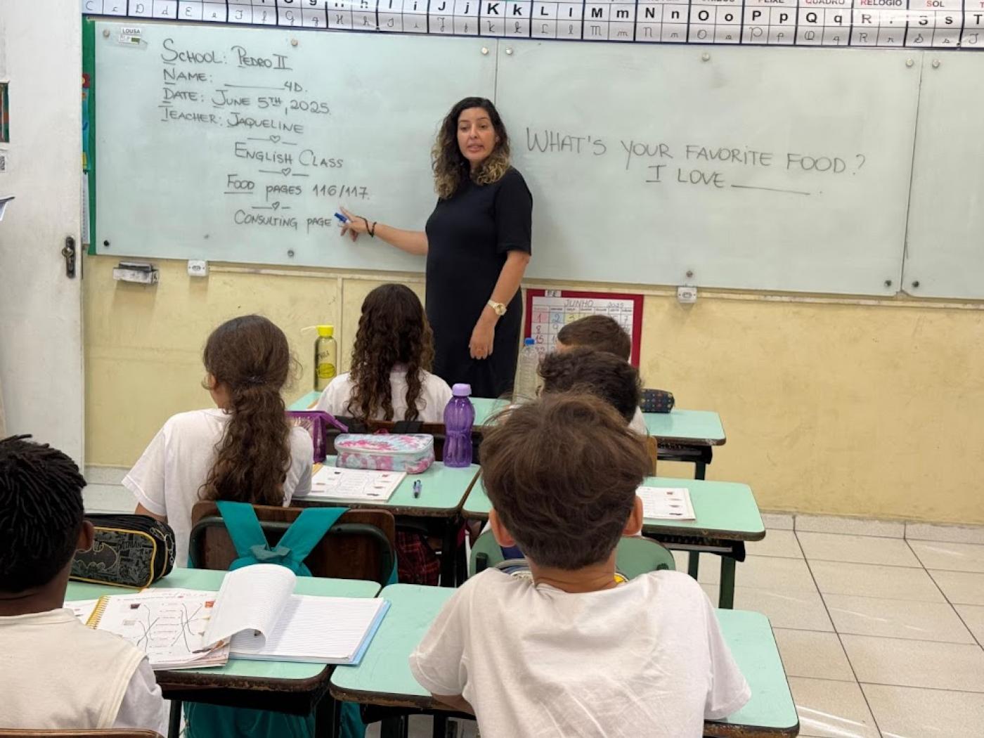 Professora dando aula de inglês #paratodosverem 