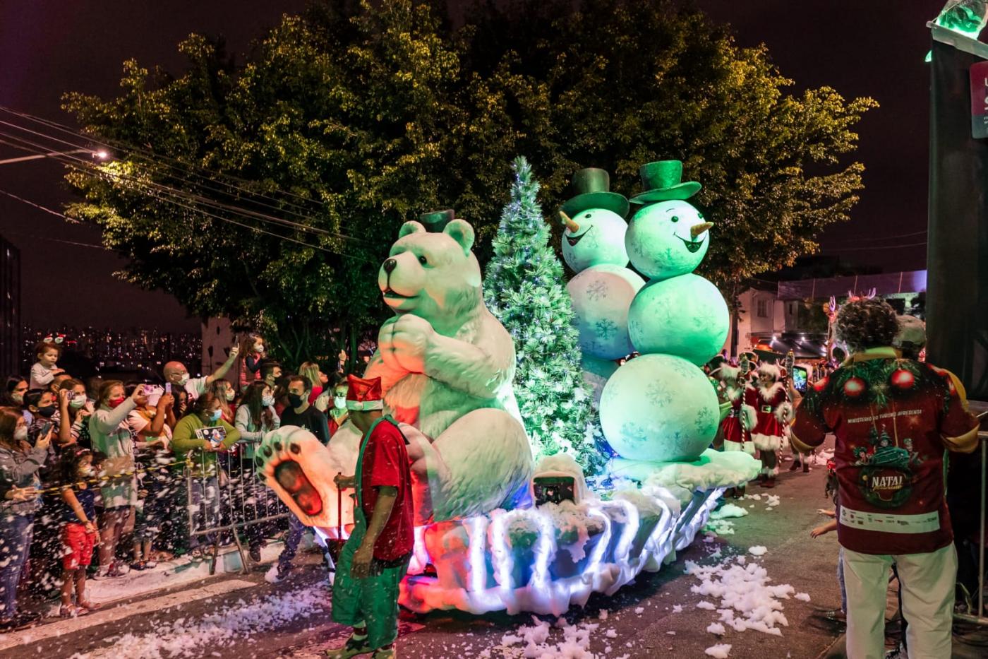 carro alegorico com urso polar, bonecos de neve e uma árvore de natal. #paratodosverem