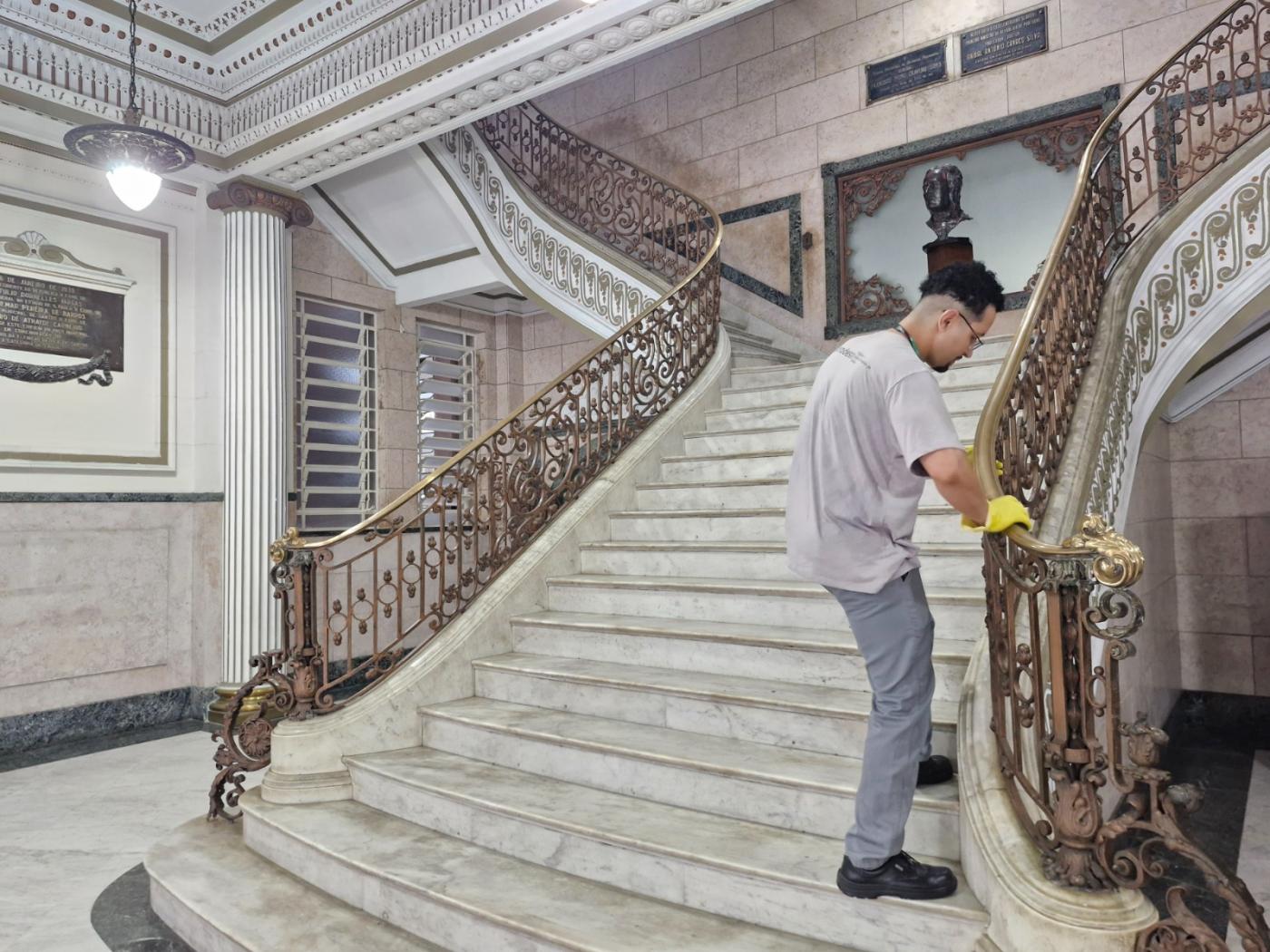 Auxiliar de limpeza na Prefeitura. #Paratodosverem