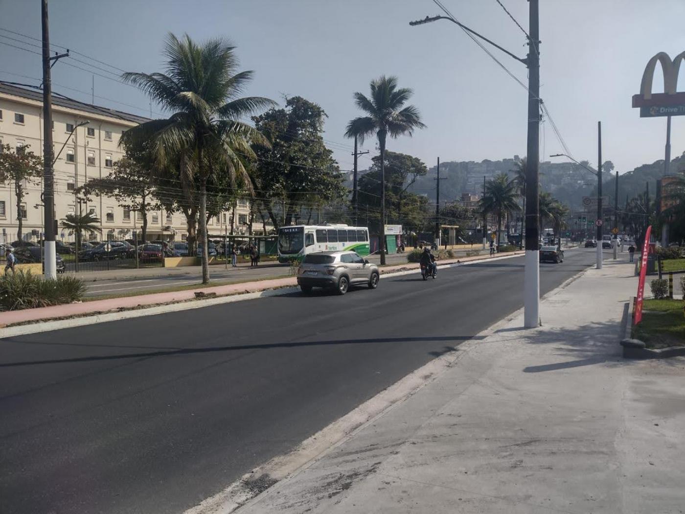 trecho de avenida recém-pavimentada. #paratodosverem