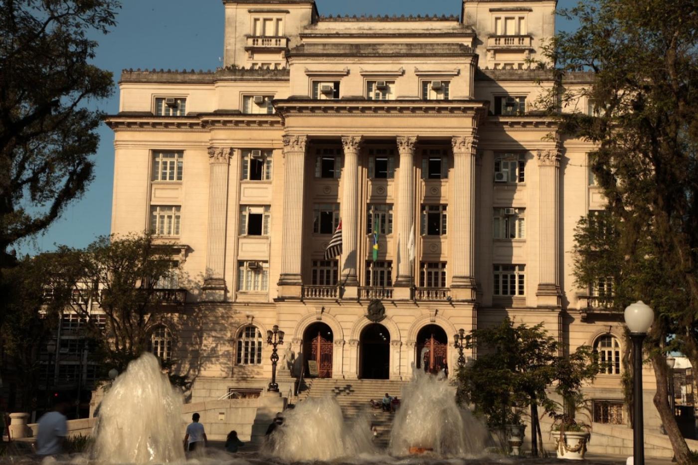 fachada da prefeitura com água de fonte jorrando em primeiro plano na praça mauá. #paratodosverem 