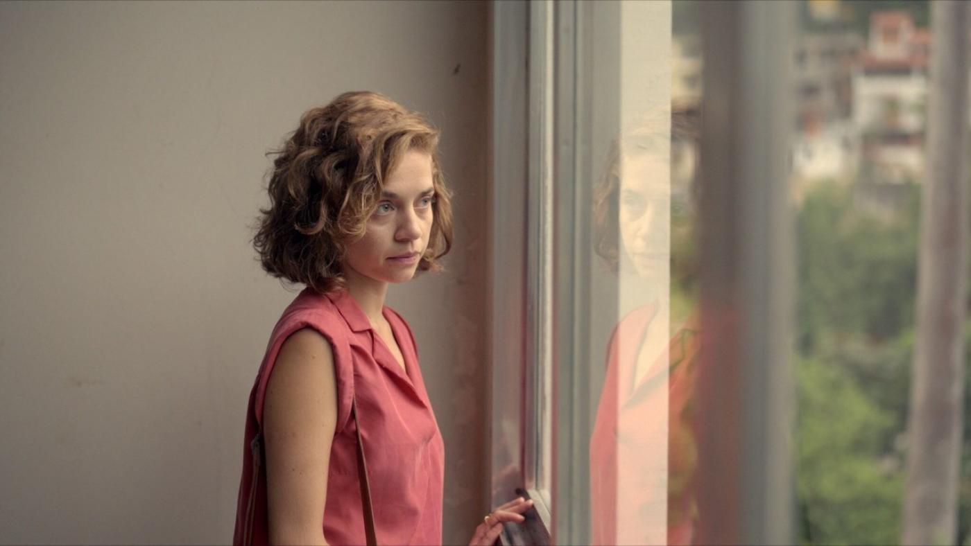 mulher olha janela em cena do filme #paratodosverem