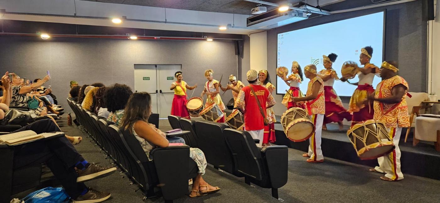 grupo folclrico se apresenta em auditório´. #paratodosverem