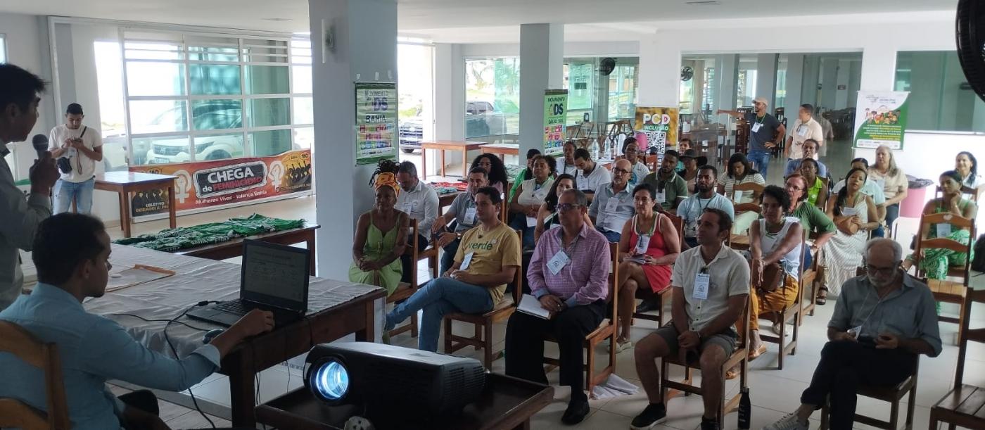 pessoas acompanhando a palestra #paratodosverem 