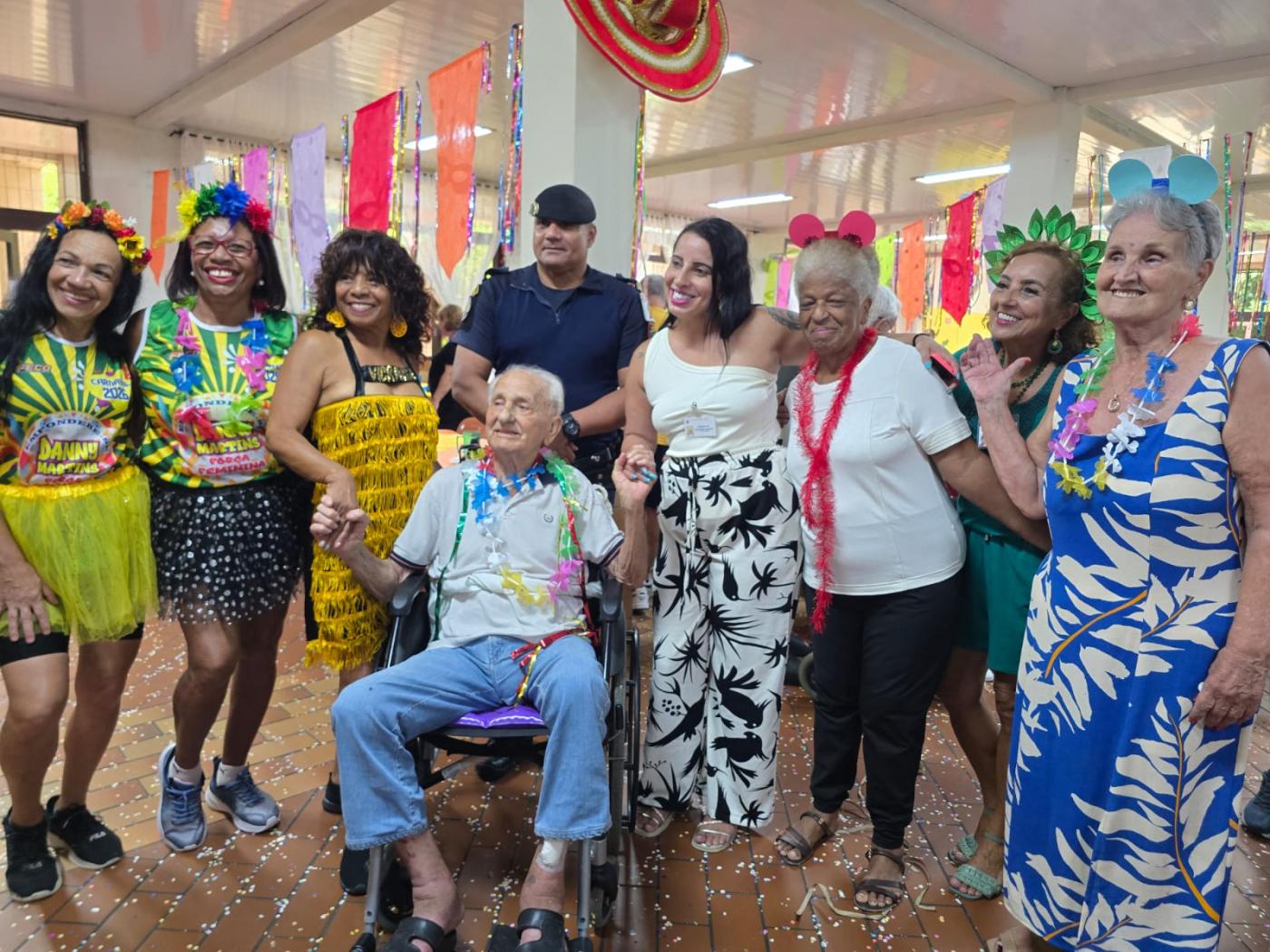 idosos dançando em baile #paratodosverem