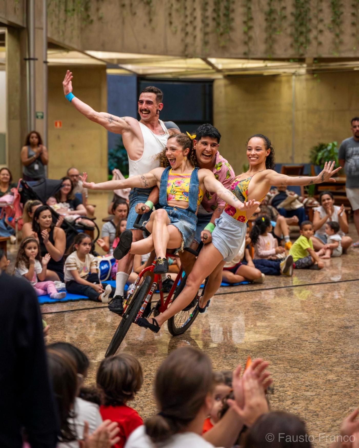 Imagem da apresentação do Festival Baixadinha. #Paratodosverem