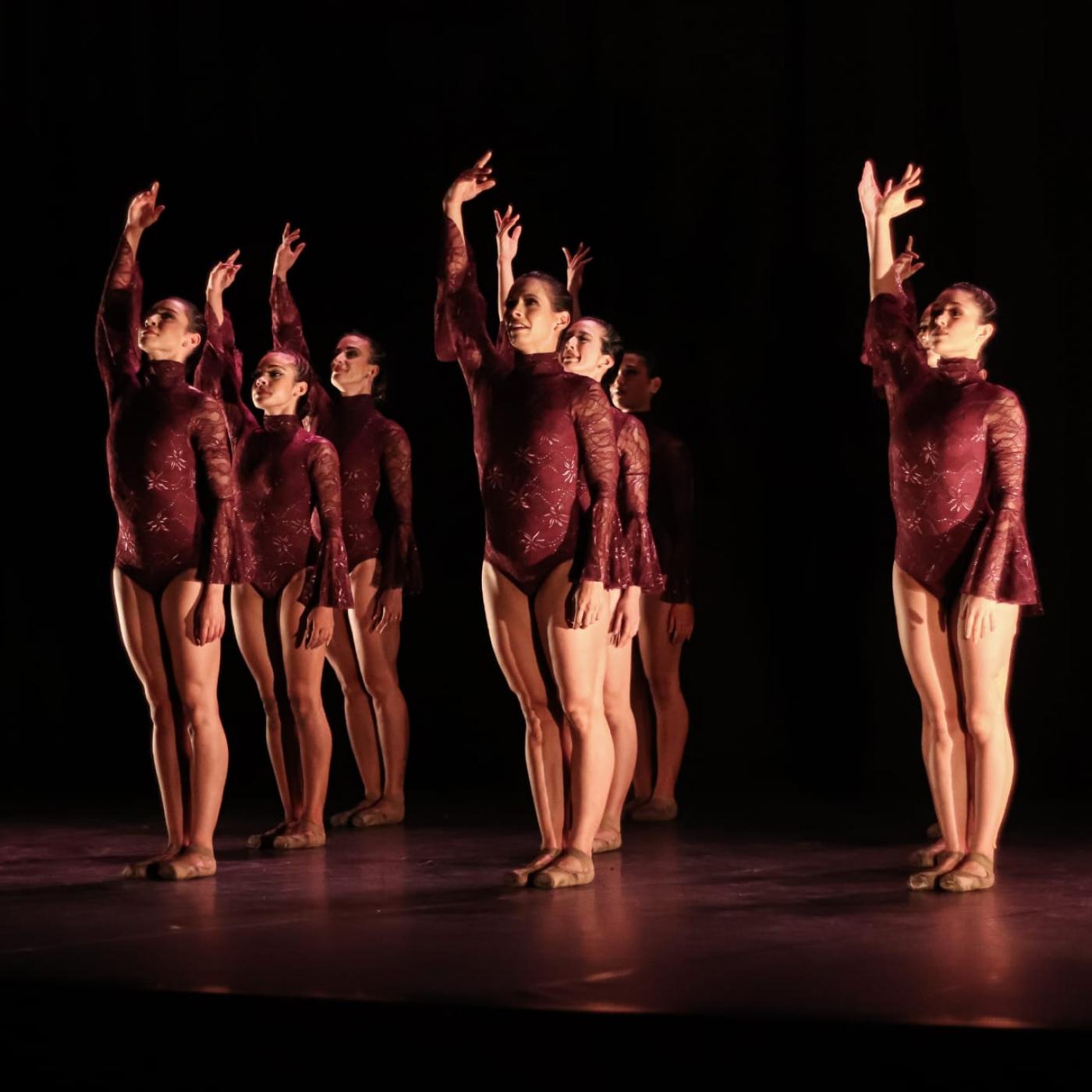 bailarinas em palco #paratodosverem