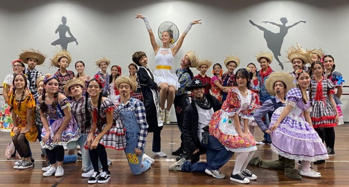bailarinos posam para foto com roupas de quadrilha junina #paratodosverem