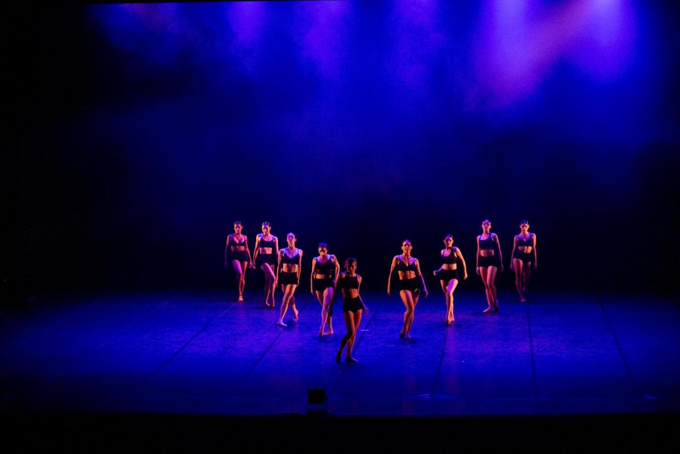 bailarinas apresentam coreografia em palco. #paratodosverem