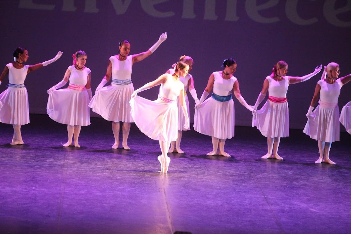 mulheres dançando em palco #paratodosverem