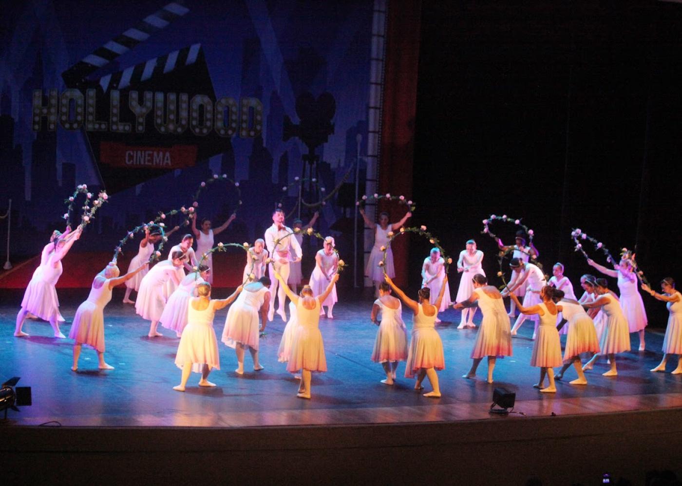 dançarinas de balé em palco #paratodosverem