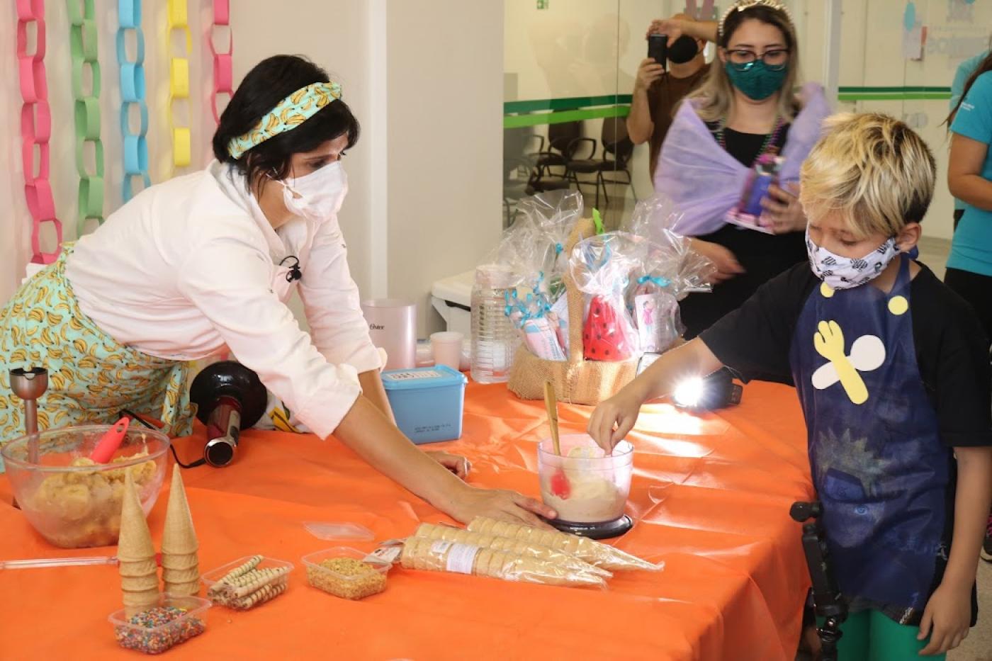 Chef ensina criança a fazer o sorvete #paratodosverem