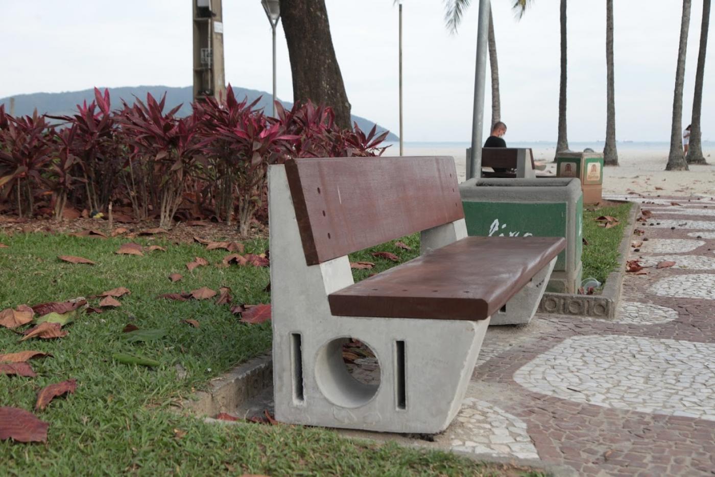 Banco no jardim da praia. #Paratodosverem