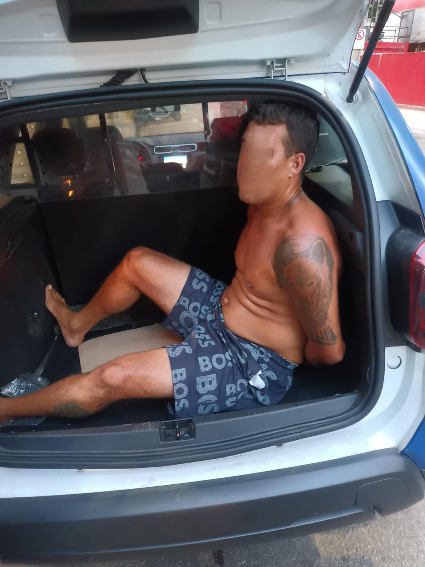 acusado sentado na viatura #paratodosverem