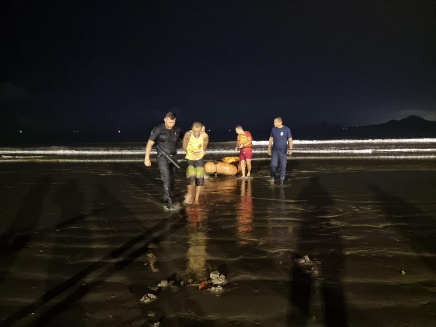 Guarda acompanha bandido na beira da agua na praia #paratodosverem