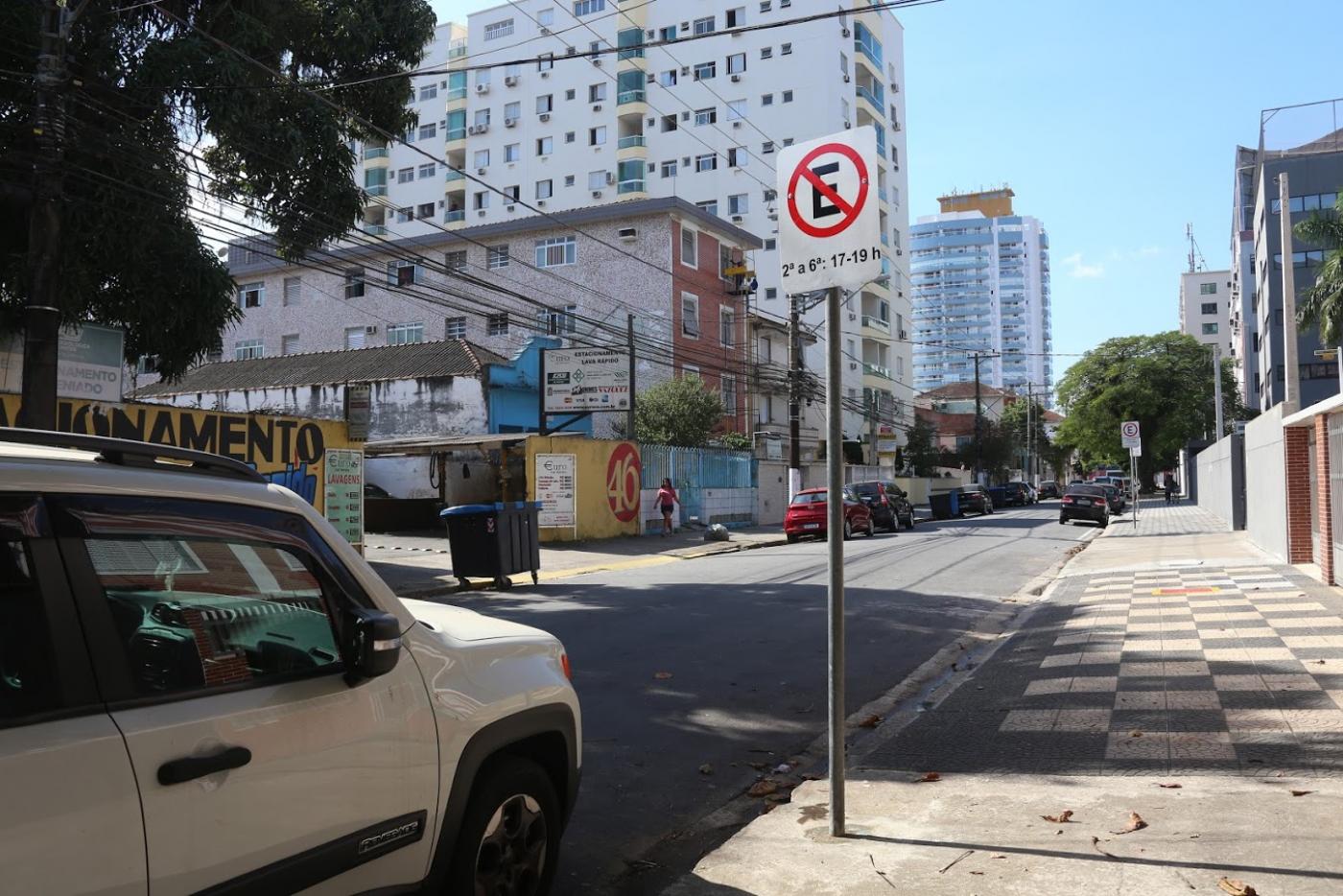 trecho de rua sinalizado com placa de proibição de estacionamento. #paratodosverem