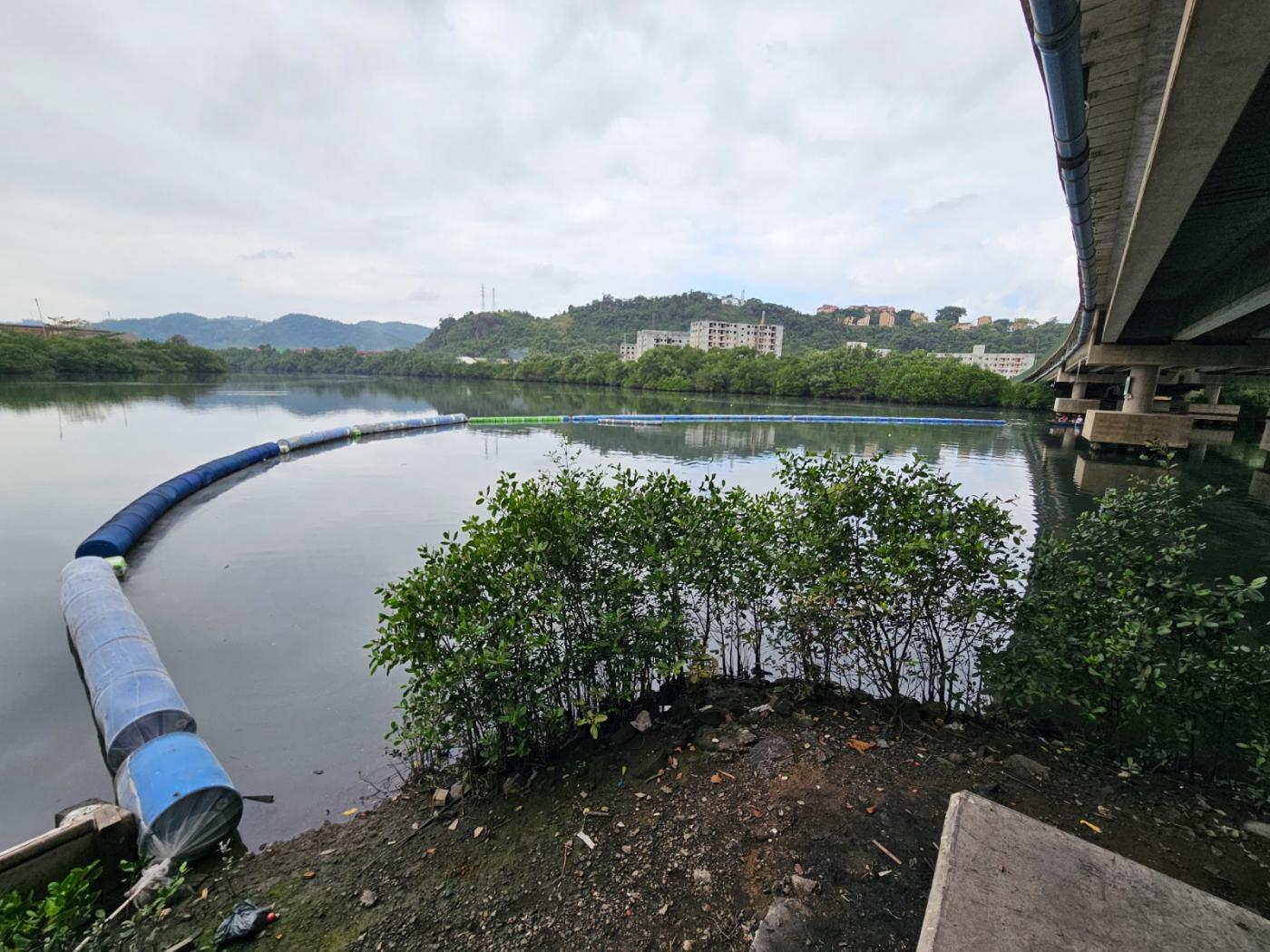 barreira sobre a água do mar. #paratodosverem 