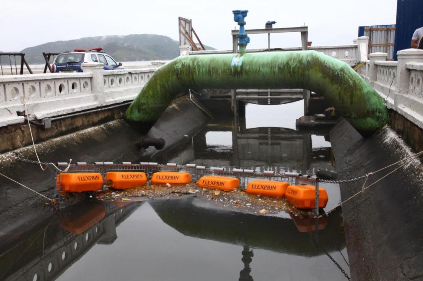 barreira flutuante instalada dentro de canal na orla. #paratodosverem