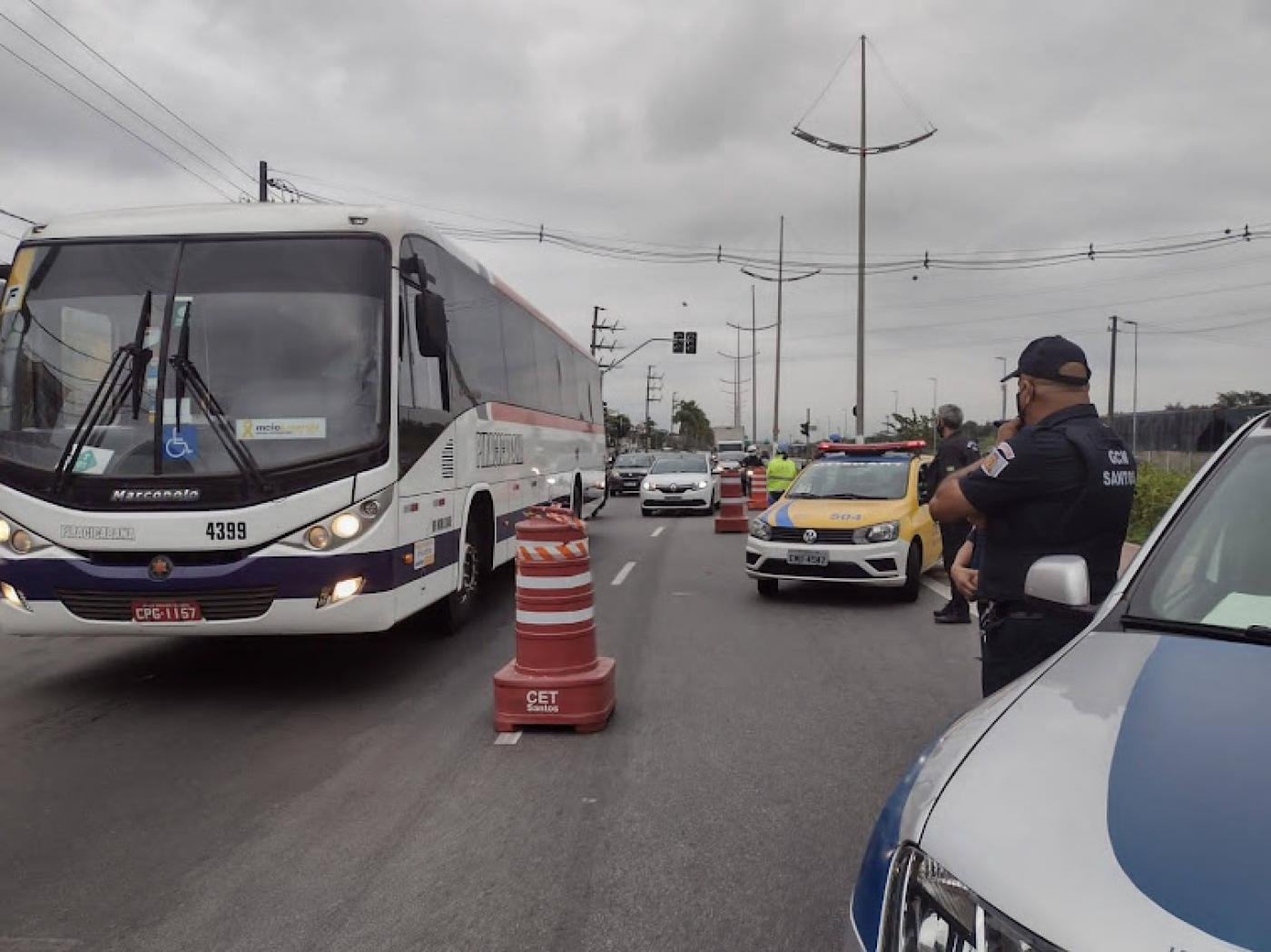 Ônibus passa por barreira sanitária com Guarda Municipal e CET. #pracegover