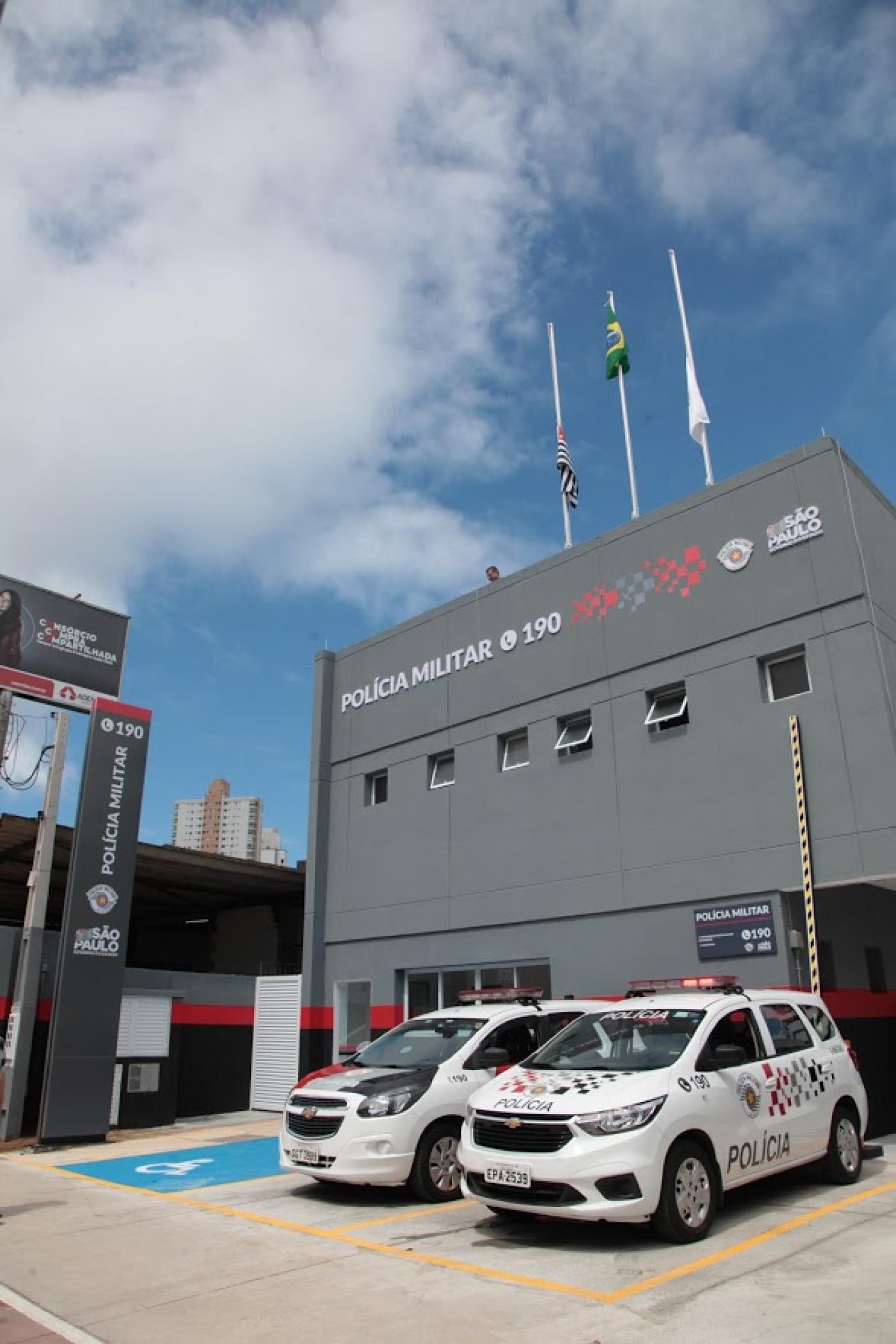 Fachada da nova base em foto vertical, com duas viaturas estacionadas à frente. #Paratodosverem