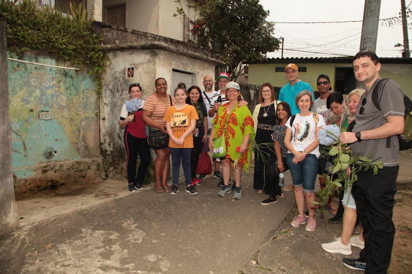 Visitantes posam para foto ao lado de fonte do início do século 20. #paratodosverem