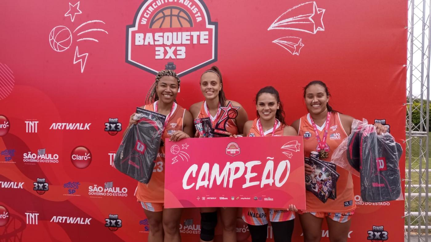 meninas seguram faixa escrito campeão #paratodosverem