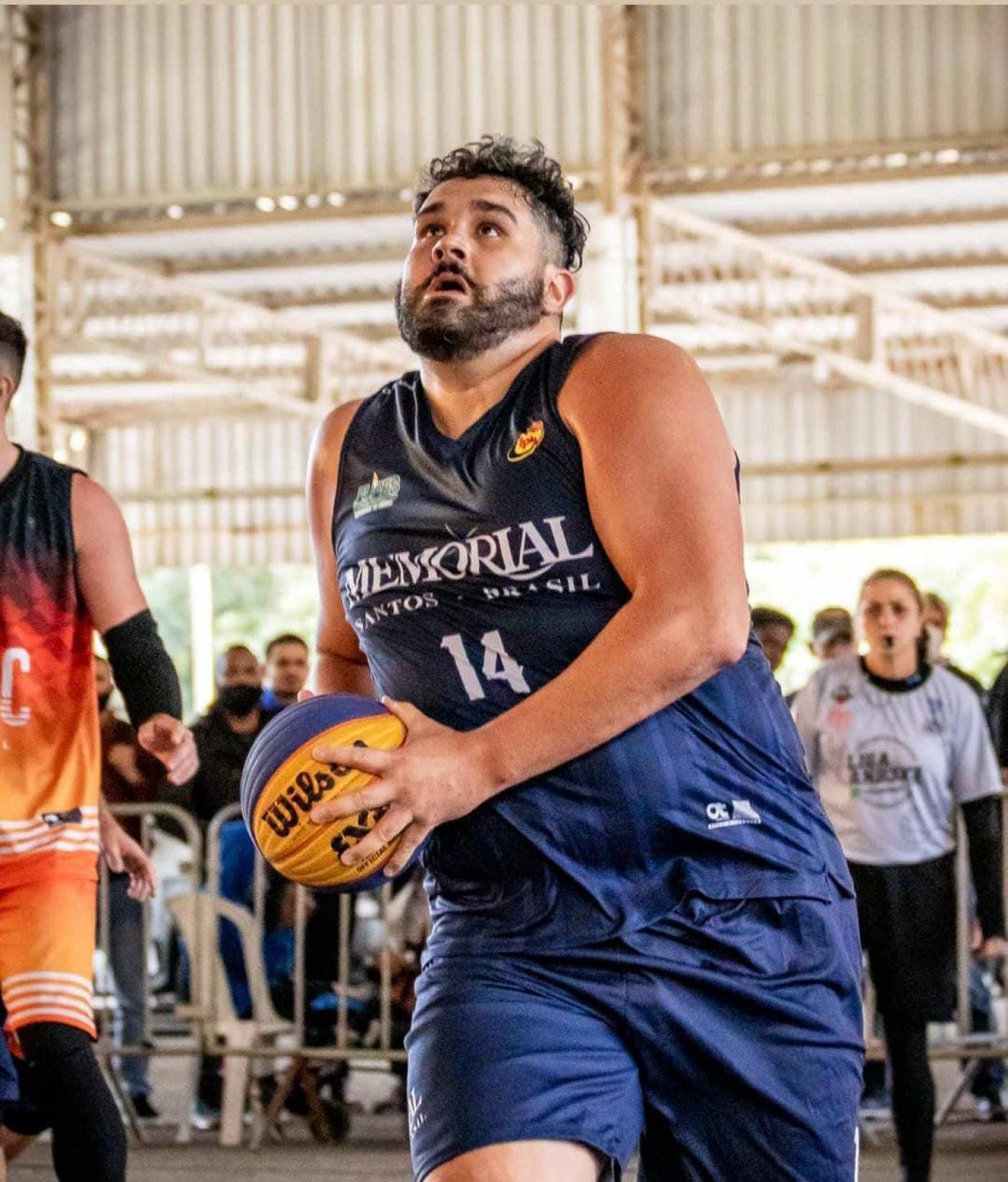 close de atleta do basquete segurando a bola e correndo. #para