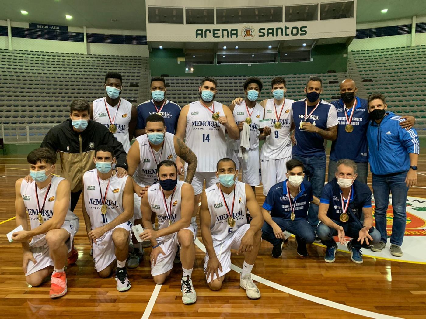 Jogadores de basquete no ginásio com medalhas #paratodosverem