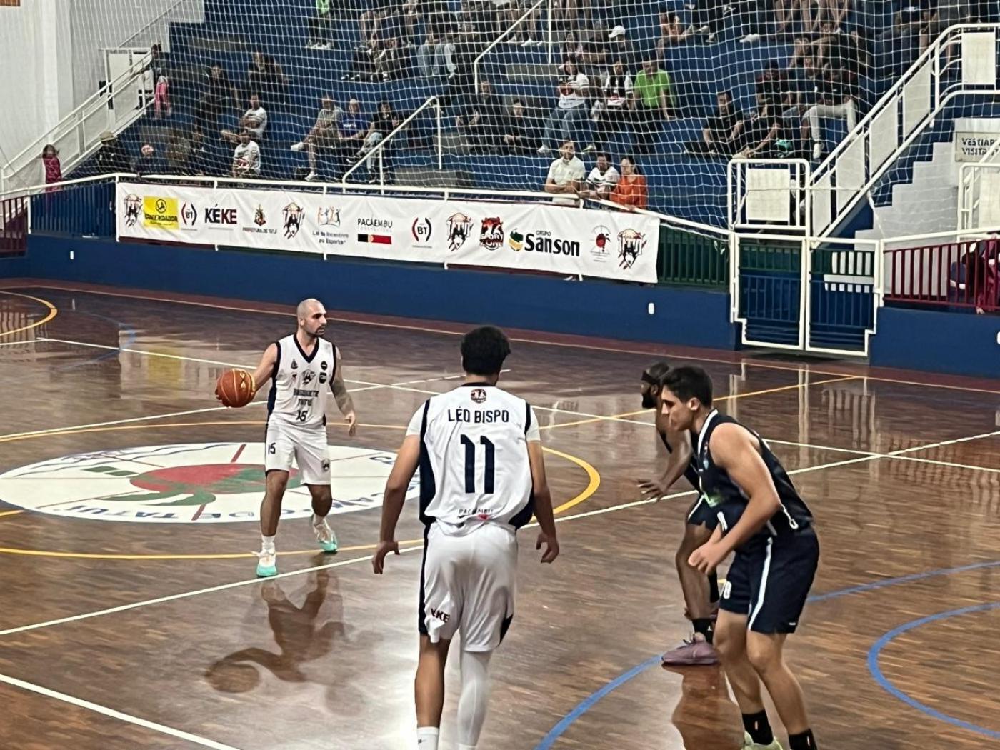 Jogo de basquete. #Paratodosverem.