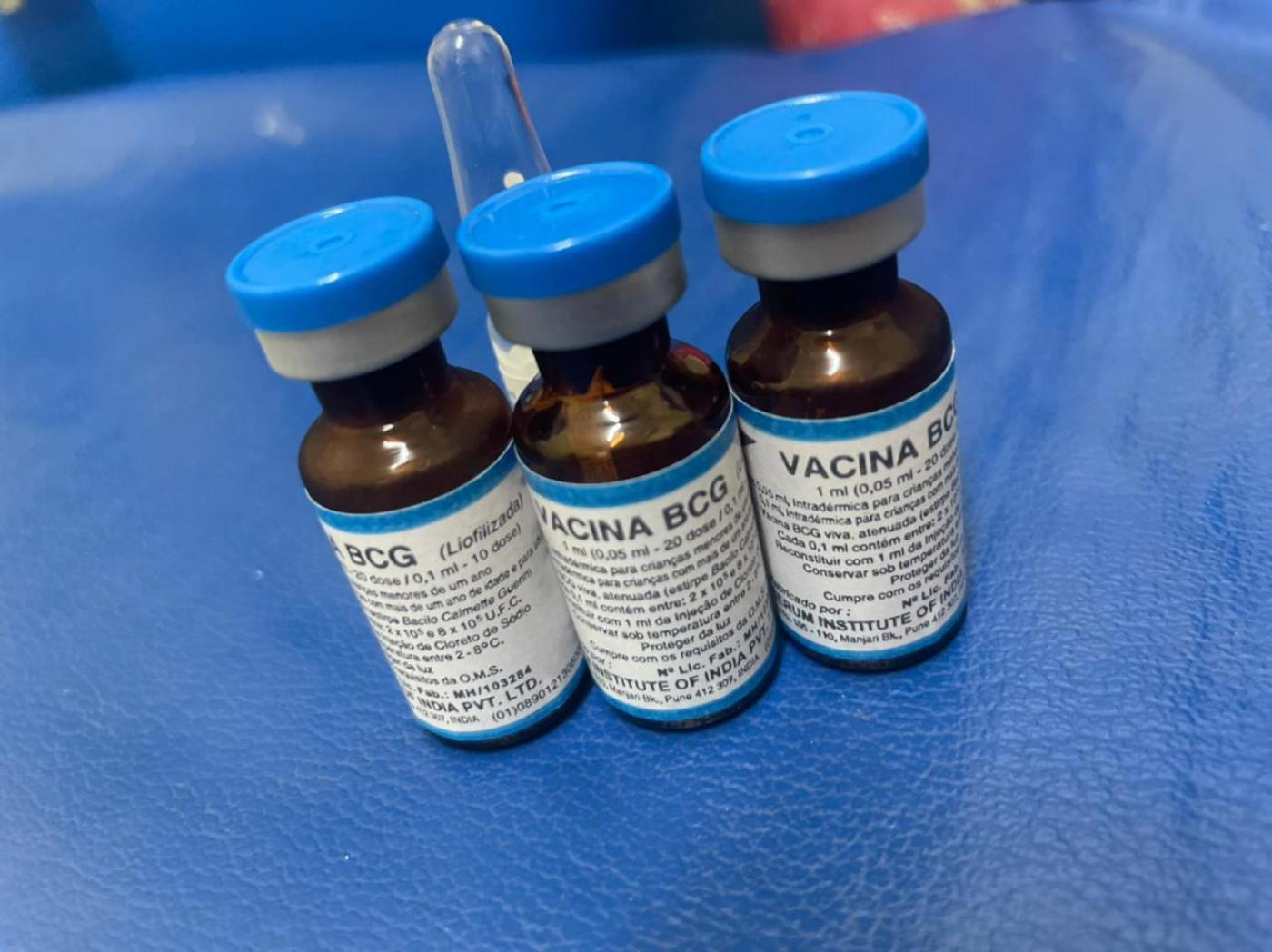 três frascos de vacina BCG