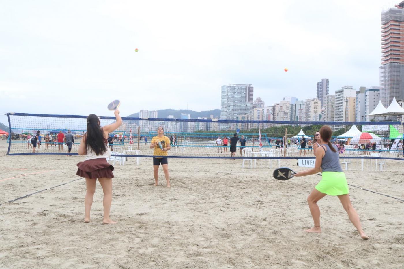 pessoas jogando beach tennis #paratodosverem