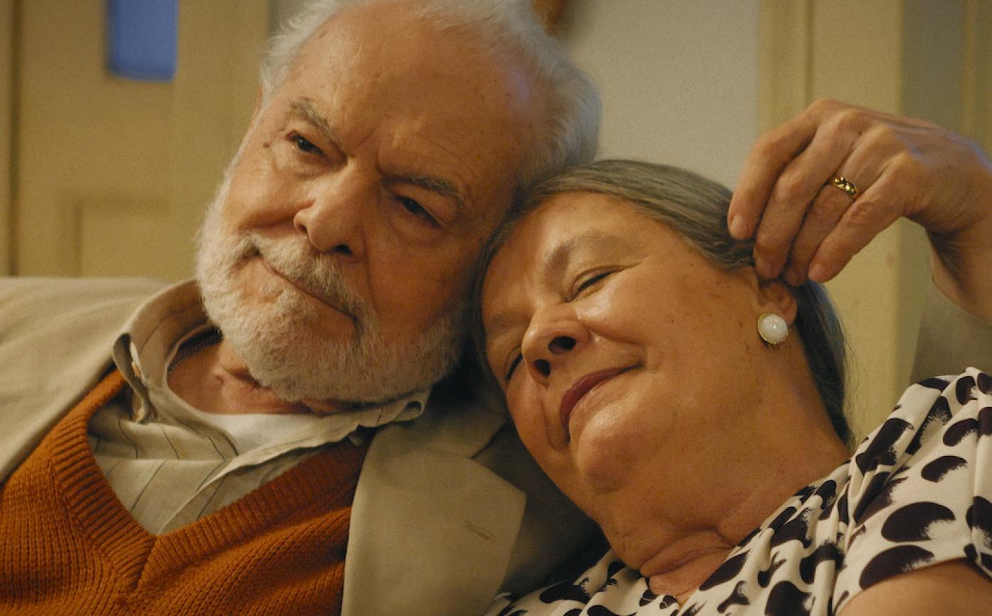 atores se abraçam em cena de filme #paratodosverem