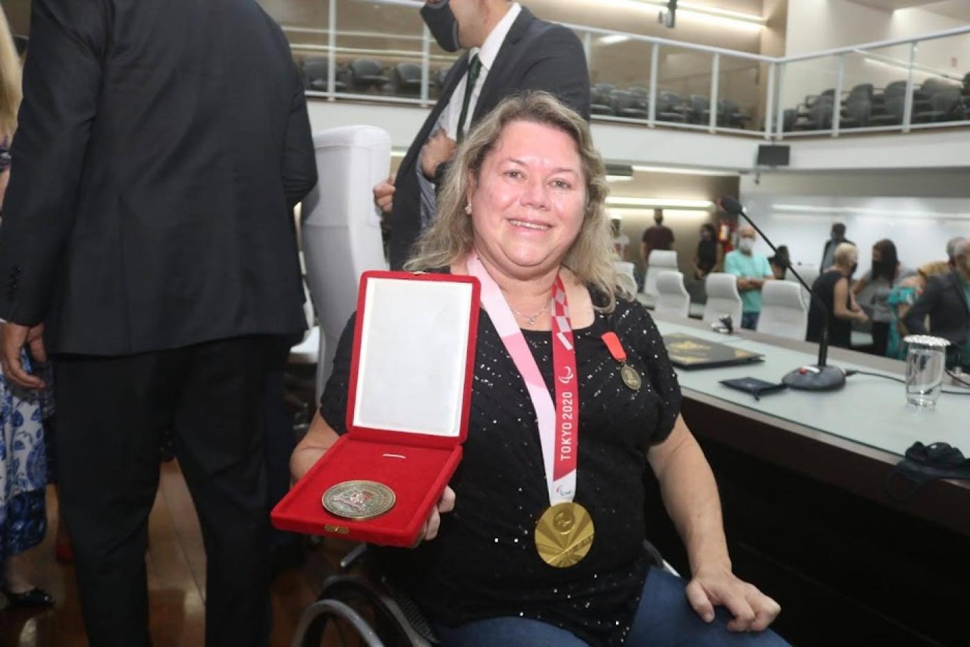 Atleta exibe medalha com medalha paralimpica no peito #paratodosverem