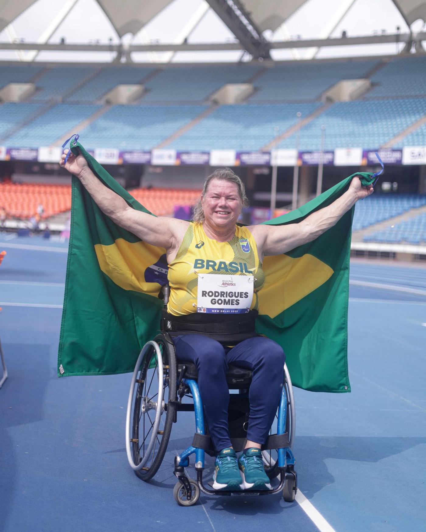 atleta levanta bandeira do Brasil #paratodosverem 