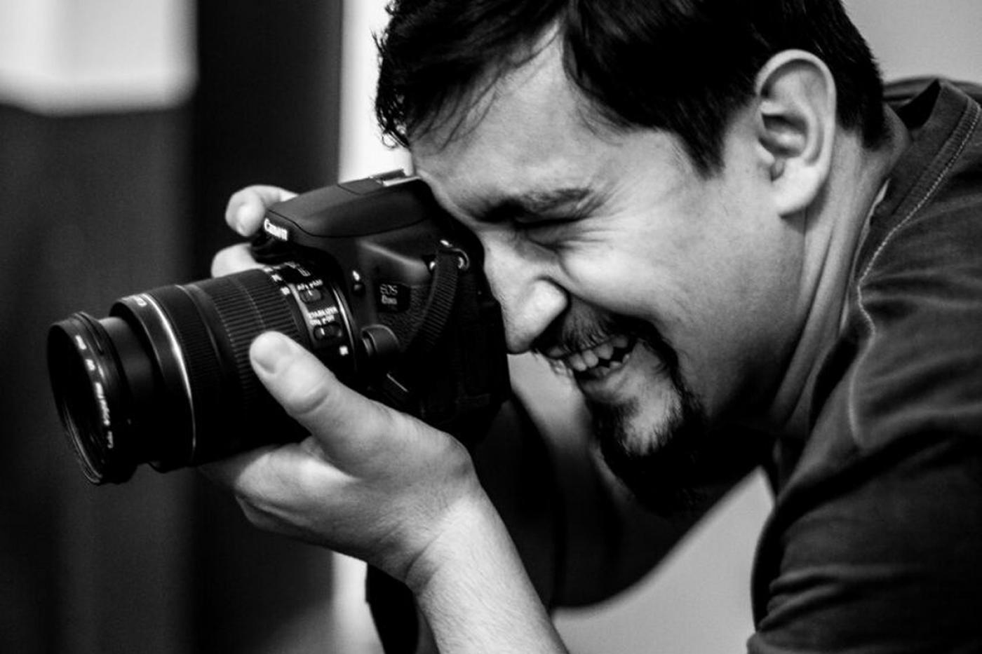 Beto Salgado segura uma câmera fotográfica. #paratodosverem