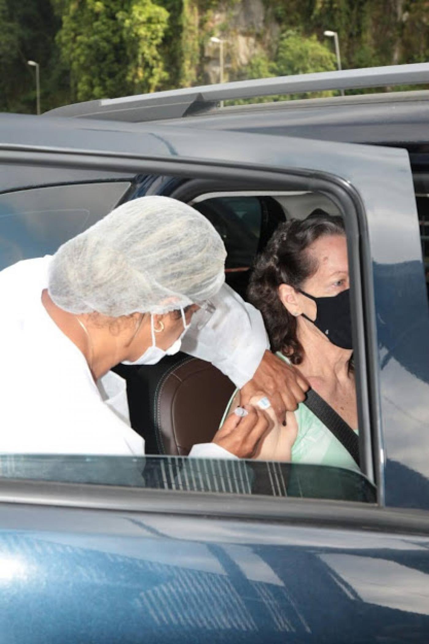 idosa é vacinada no braço #paratodosverem 