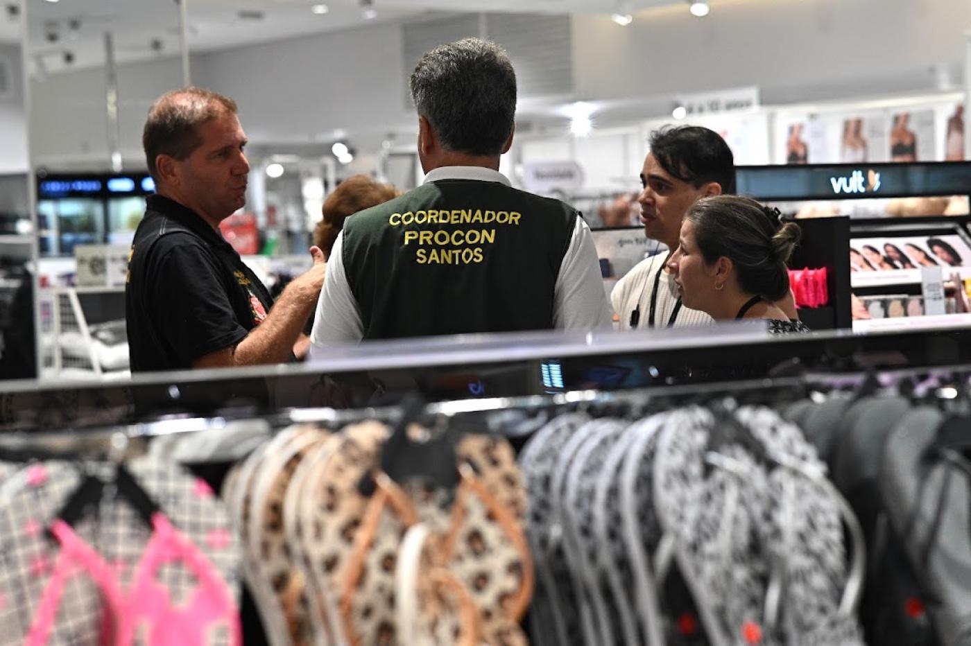 fiscais em operação em loja #paratodosverem 