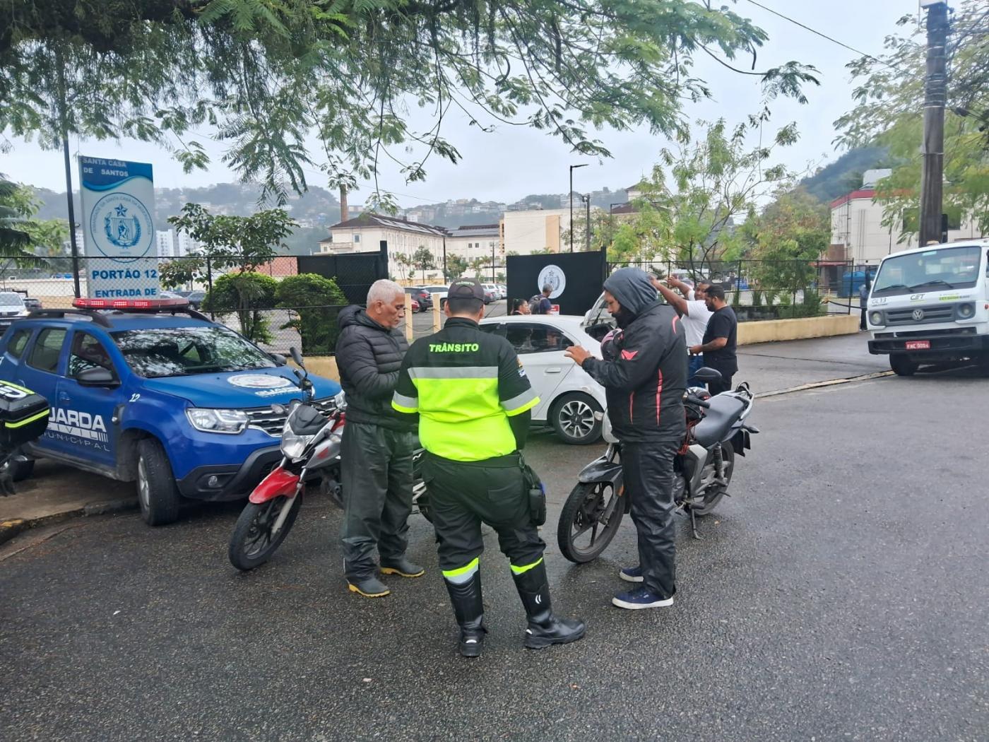 agente da CET observa moto #paratodosverem 